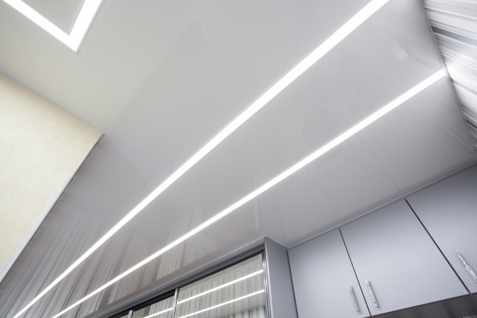 Заказать световые потолки с линией света в г. Приозерск